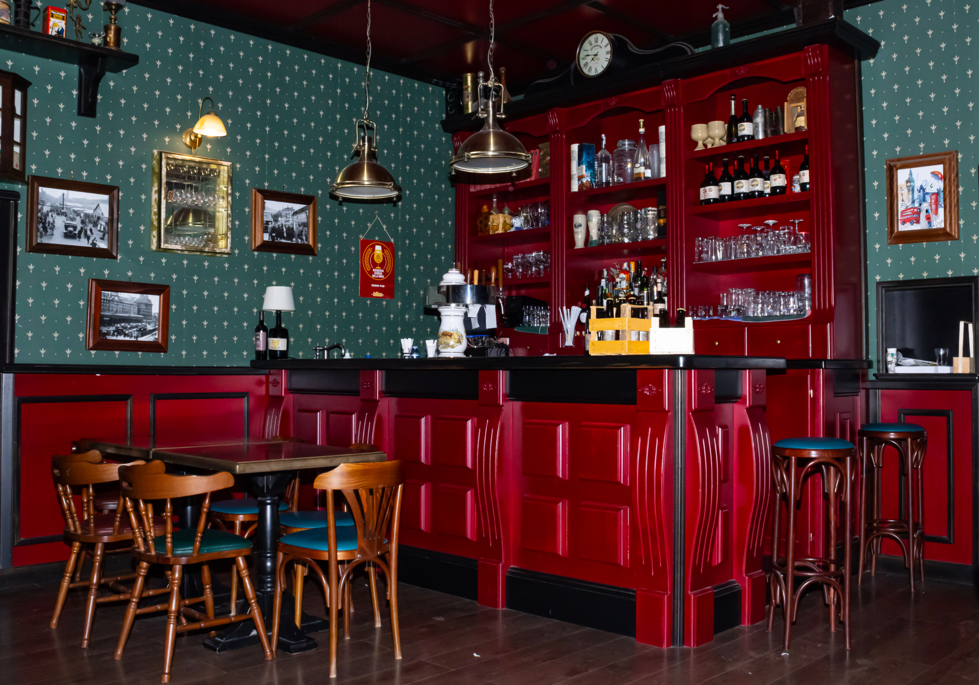 Il bancone rosso del Simon Pub 2