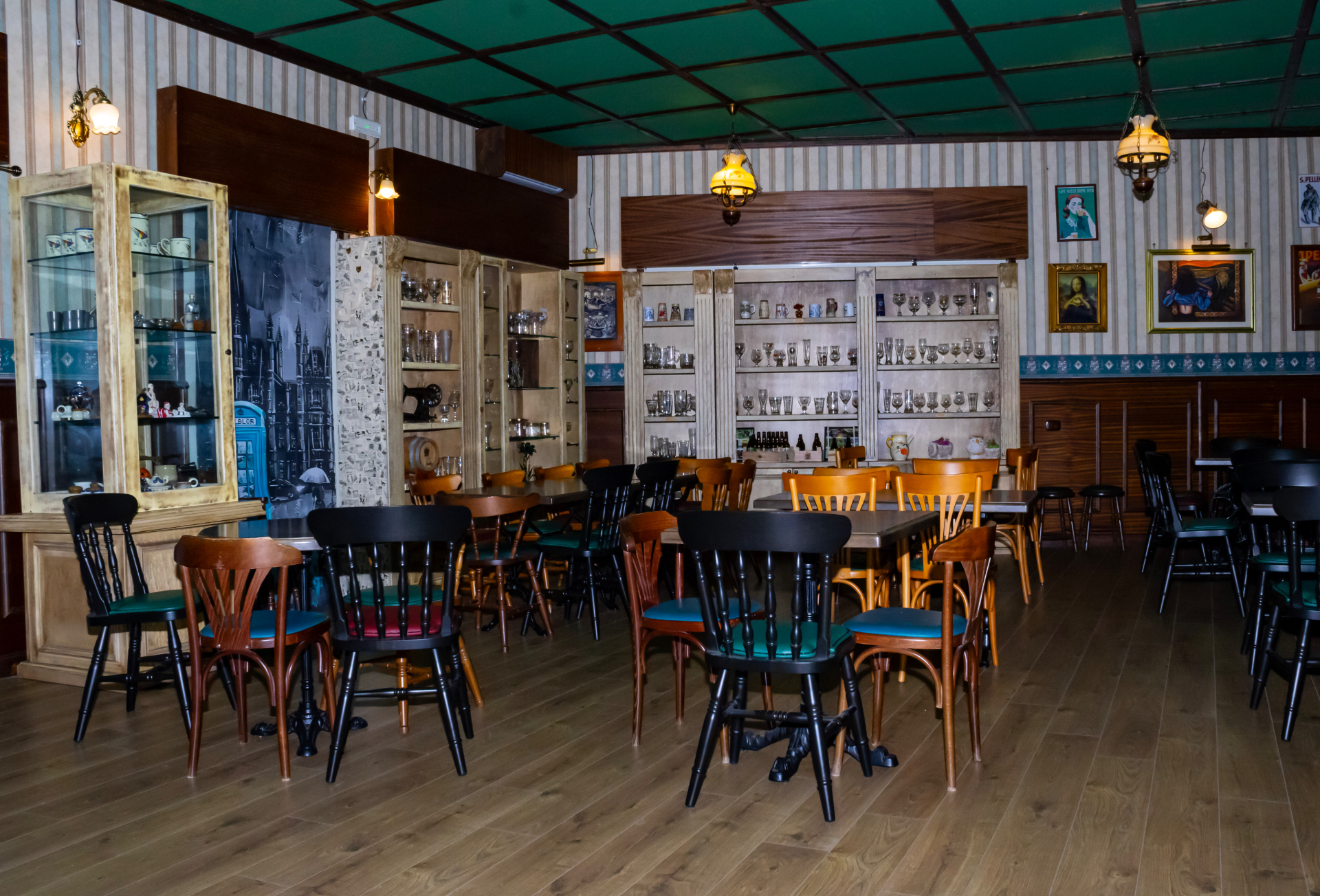 La sala con tavoli e collezione di boccali